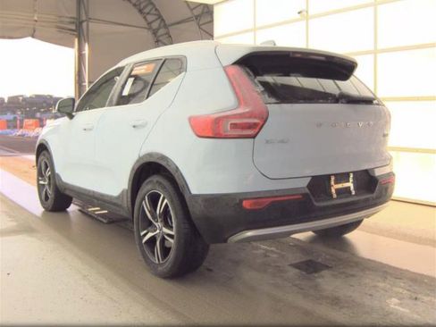 Certified 2025 Volvo XC40 B5 Core image 2