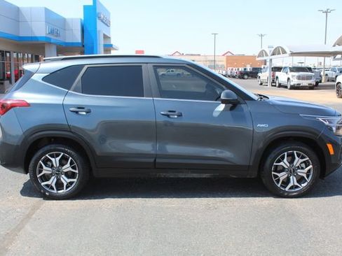 Used 2022 Kia Seltos EX AWD/4WD image 2