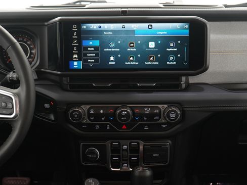 Used 2025 Jeep Wrangler Sahara image 16