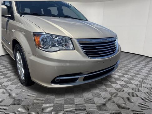 Used 2014 Chrysler Town & Country Touring FWD image 11