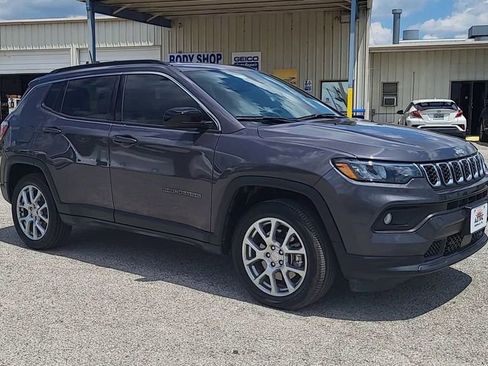 Used 2024 Jeep Compass Latitude image 2