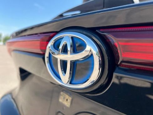 Used 2021 Toyota Venza LE AWD/4WD image 12