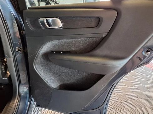 Used 2021 Volvo XC40 T4 Momentum FWD image 11