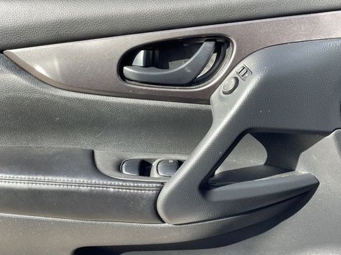 Used 2021 Nissan Rogue Sport S image 23