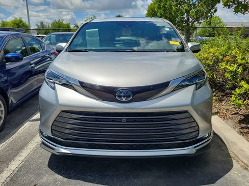 Used 2025 Toyota Sienna Platinum FWD image 2