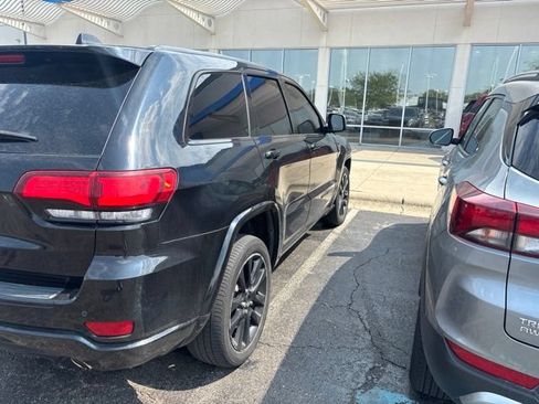 Used 2018 Jeep Grand Cherokee Altitude AWD/4WD image 2