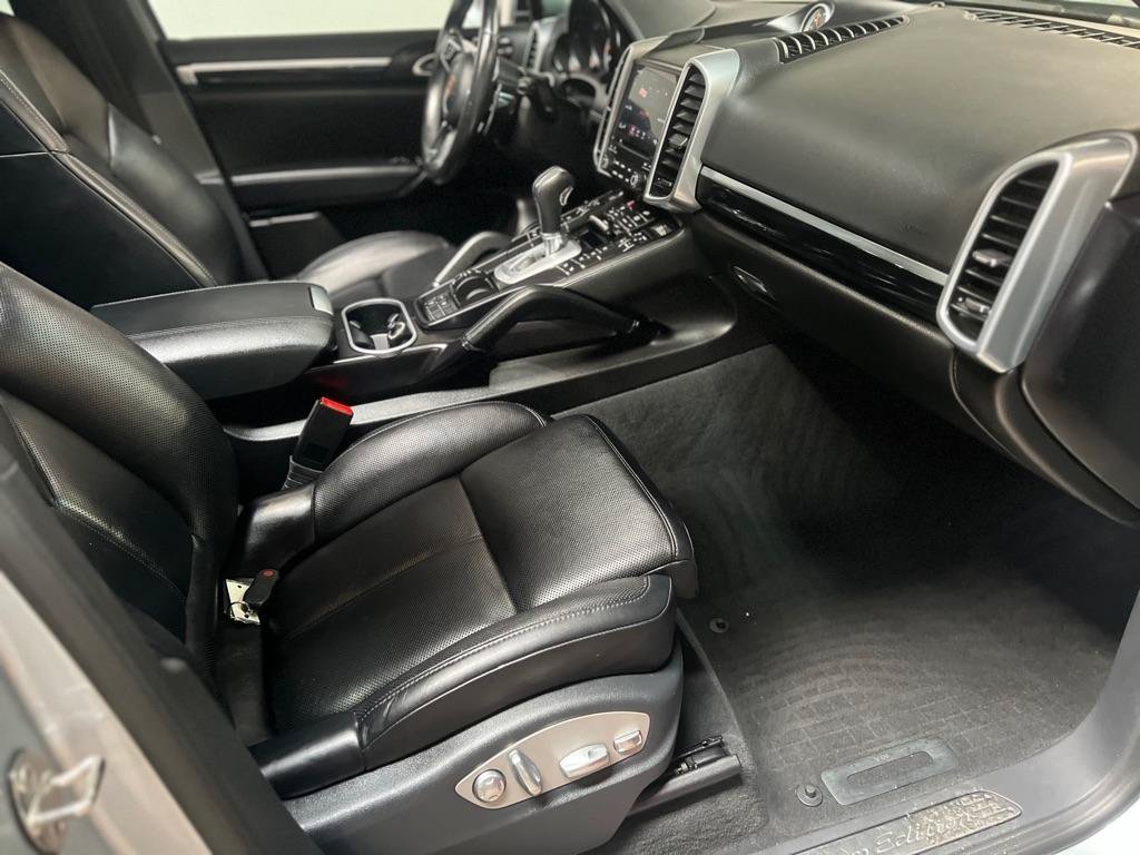 Used 2017 Porsche Cayenne AWD/4WD image 23