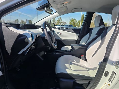 Used 2022 Toyota Prius XLE image 19