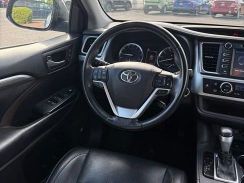 Certified 2018 Toyota Highlander Limited AWD/4WD image 12