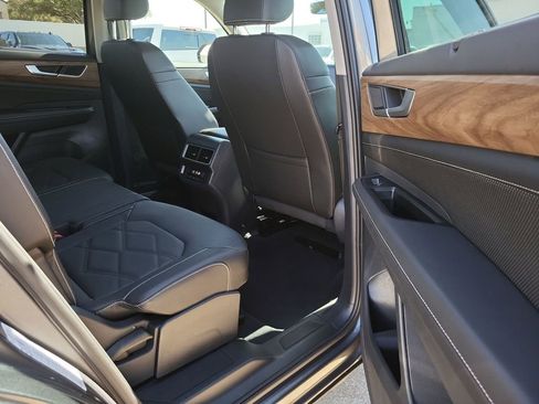 Used 2025 Volkswagen Atlas SE image 25