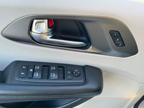 Used 2019 Chrysler Pacifica Limited image 16
