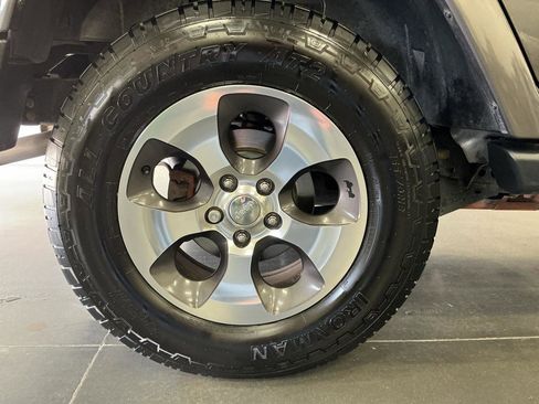 Used 2017 Jeep Wrangler Unlimited Sahara w/ Connectivity Group AWD/4WD image 22