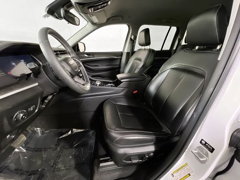 Used 2023 Jeep Grand Cherokee Limited w/ Black Appearance Package AWD/4WD image 21