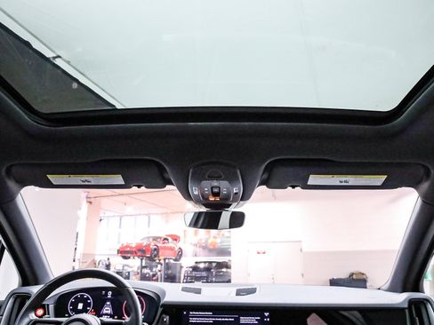 Used 2025 Porsche Cayenne image 20