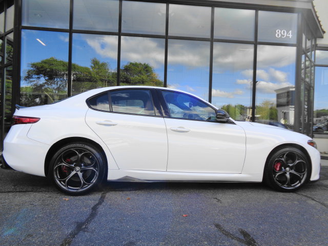 Used 2022 Alfa Romeo Giulia Ti AWD/4WD image 4