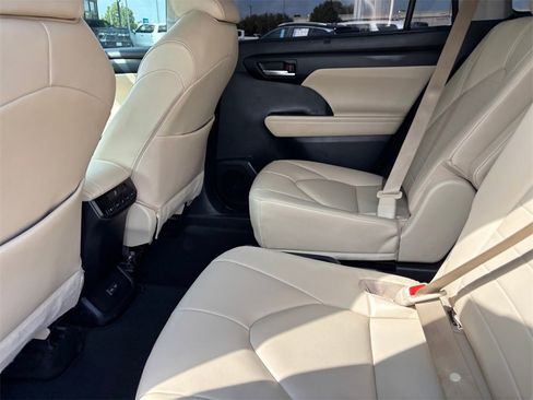 Used 2023 Toyota Highlander XLE image 29