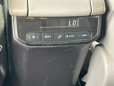 Used 2020 Toyota Highlander XLE AWD/4WD image 16