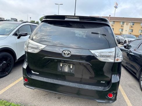 Used 2015 Toyota Sienna SE FWD image 4