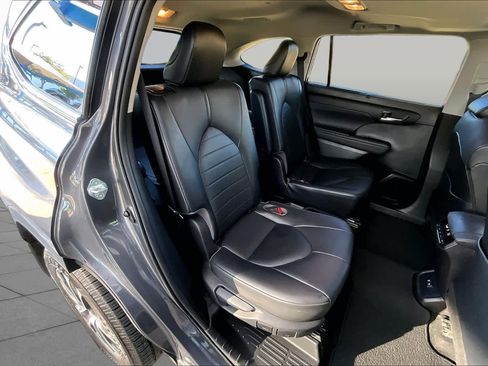 Used 2021 Toyota Highlander XLE AWD/4WD image 20