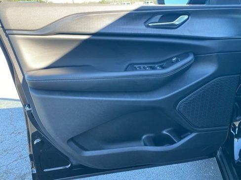 New 2025 Jeep Grand Cherokee Altitude image 9