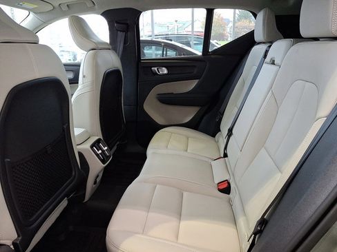 Used 2025 Volvo XC40 B5 Ultra w/ Climate Package image 9