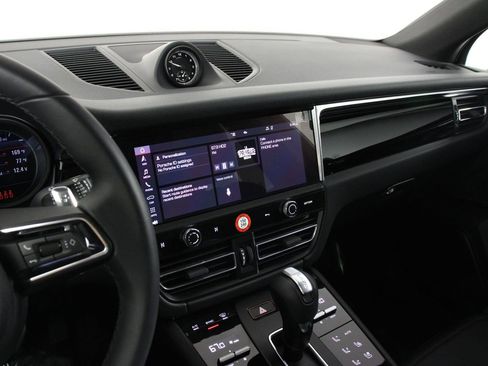 Certified 2025 Porsche Macan image 13