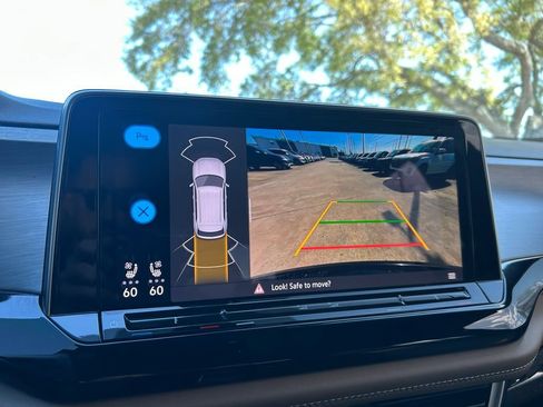 Used 2024 Volkswagen Atlas Cross Sport SE image 34