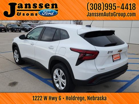 Used 2025 Chevrolet Trax LS image 13