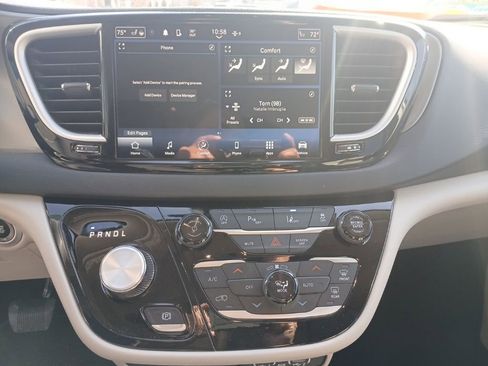 Used 2024 Chrysler Pacifica Touring-L image 22