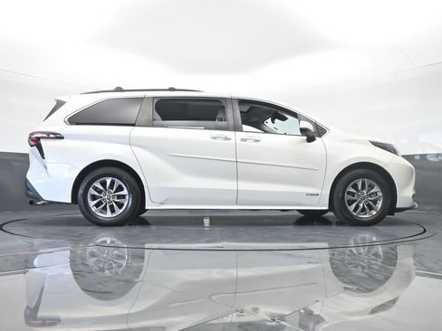 Used 2021 Toyota Sienna XLE image 65