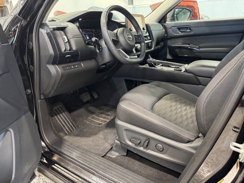 Used 2024 Nissan Pathfinder SV w/ SV Premium Package AWD/4WD image 16