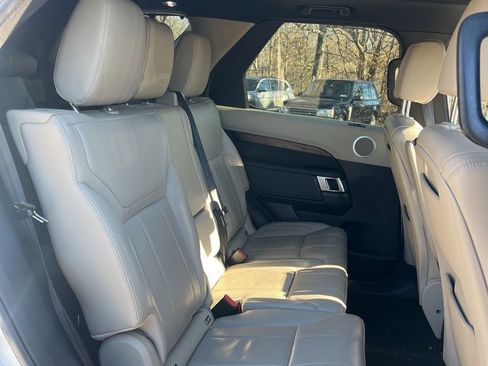 Used 2018 Land Rover Discovery HSE image 10