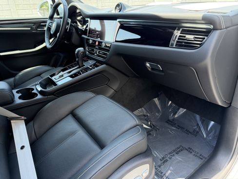 Certified 2025 Porsche Macan AWD/4WD image 16