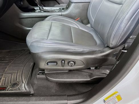 Used 2018 Chevrolet Traverse Premier w/ Driver Confidence II Package FWD image 9