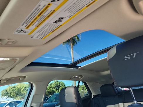 Used 2023 Buick Envision Essence w/ Sport Touring Package image 17