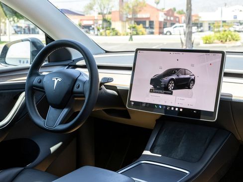 Used 2024 Tesla Model Y Long Range AWD/4WD image 31