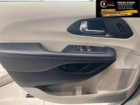 Used 2024 Chrysler Pacifica Limited FWD image 65