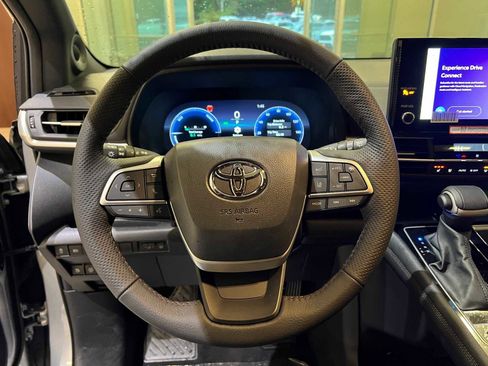 Used 2025 Toyota Sienna Limited image 23