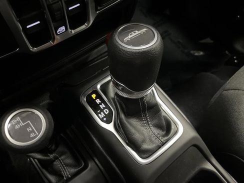 Used 2024 Jeep Gladiator Sport image 19