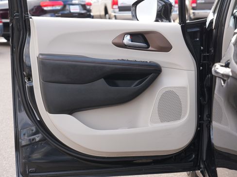 Used 2017 Chrysler Pacifica Touring-L image 14