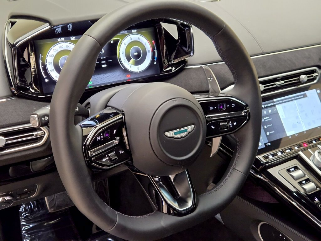 Used 2025 Aston Martin V8 Vantage Coupe RWD image 32