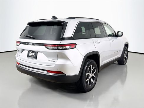 Used 2023 Jeep Grand Cherokee Limited w/ Trailer Tow Prep Group (B) AWD/4WD image 13