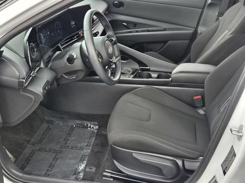 Certified 2025 Hyundai Elantra SEL FWD image 10