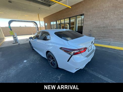 Used 2024 Toyota Camry SE w/ Convenience Package FWD image 4