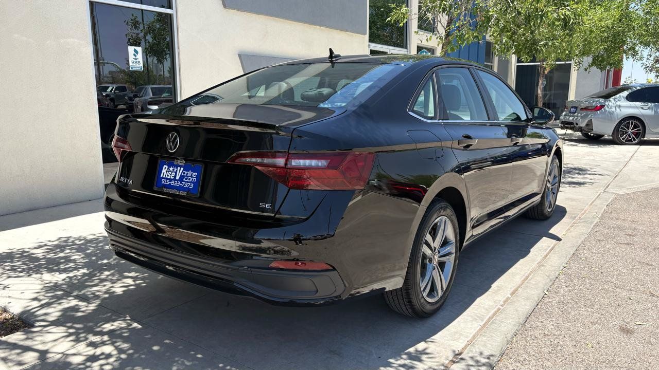 Used 2024 Volkswagen Jetta SE FWD image 4