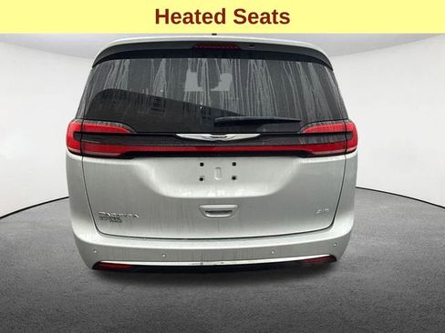 Used 2024 Chrysler Pacifica Touring-L image 12