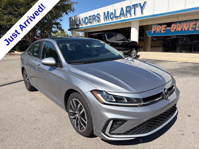 Used 2025 Volkswagen Jetta SE FWD image 1
