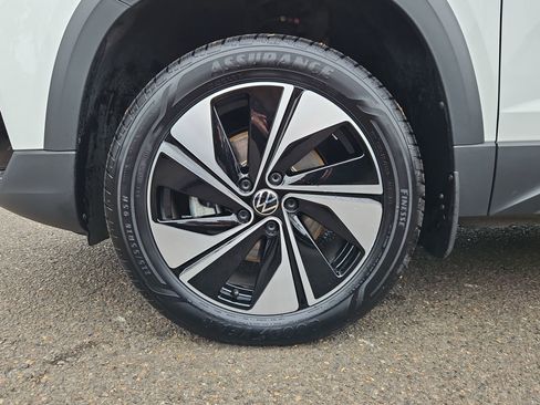 Used 2024 Volkswagen Taos SE image 32