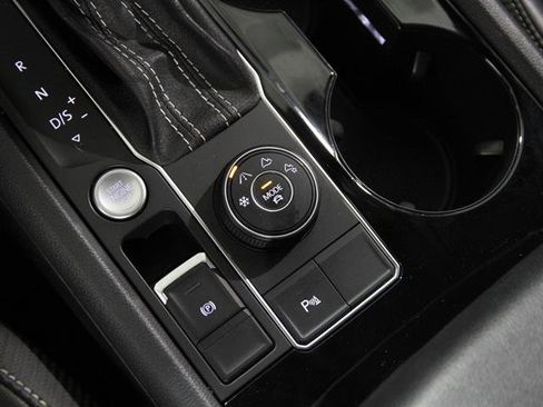 Used 2022 Volkswagen Atlas Cross Sport SEL image 17