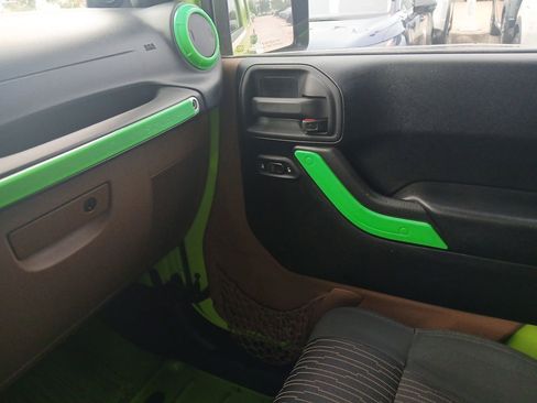 Used 2012 Jeep Wrangler Unlimited Sahara image 15